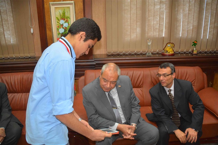 محافظ المنيا ”يكرم” الطلاب الفائزين بالمركز الثالث على مستوى الجمهورية في مسابقة الروبوت العالمية