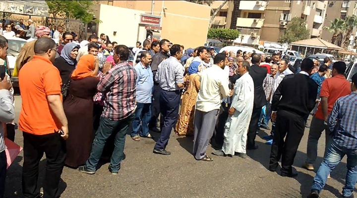 بالصور.. أطباء التأمين الصحي يواصلون إضرابهم عن العمل.. والشرطة تتدخل