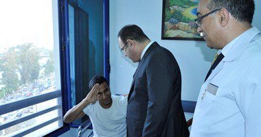 بالصور.. وزير الداخلية يزور مصابي ”الشرطة” بمستشفى العجوزة