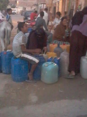 بالصور.. سوق سوداء لمياه الشرب بالفيوم