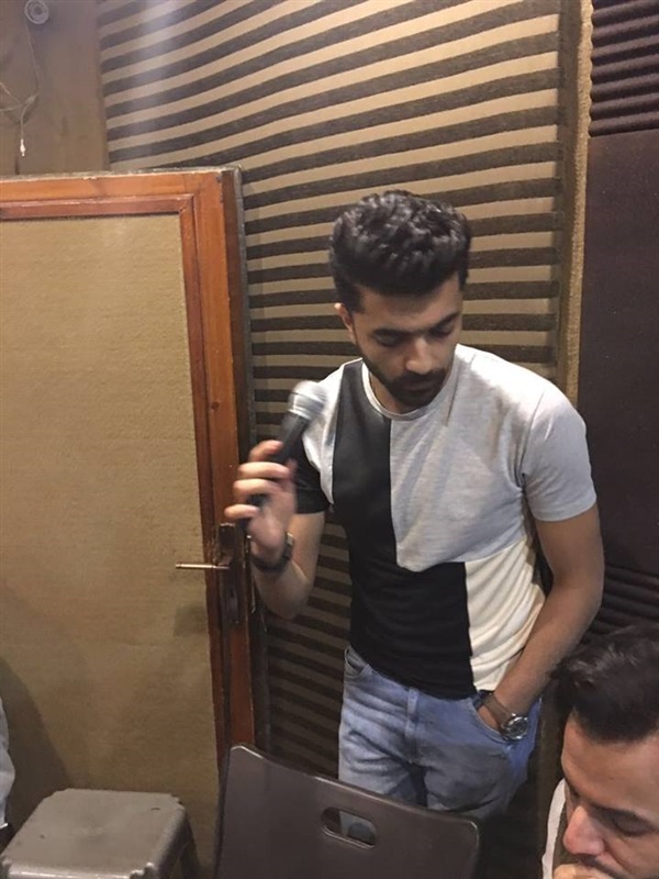بالصور.. محمد عباس يمارس بروفات حفله القادم بـ”ساقية الصاوى”
