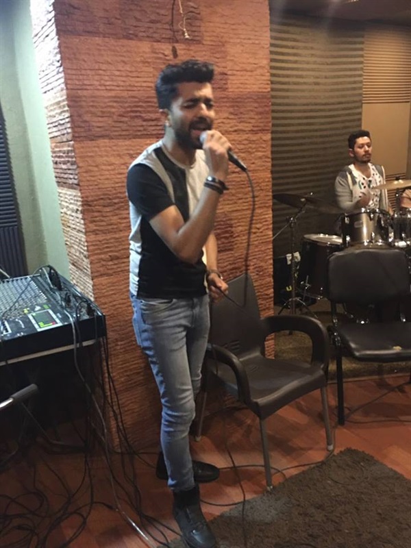 بالصور.. محمد عباس يمارس بروفات حفله القادم بـ”ساقية الصاوى”