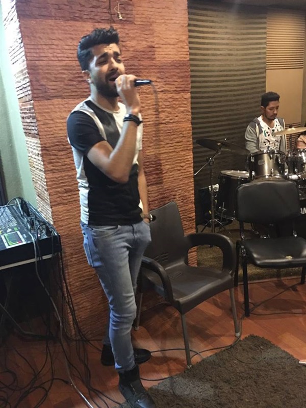بالصور.. محمد عباس يمارس بروفات حفله القادم بـ”ساقية الصاوى”
