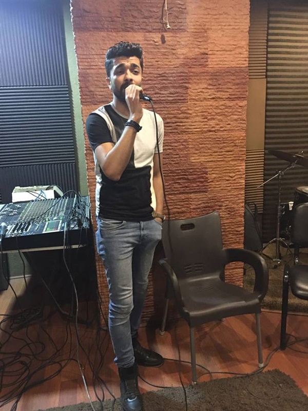 بالصور.. محمد عباس يمارس بروفات حفله القادم بـ”ساقية الصاوى”