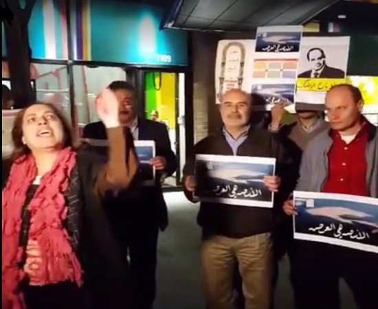 الأرض هي العرض.. هتافات متظاهرين أمام القنصلية المصرية بنيويورك
