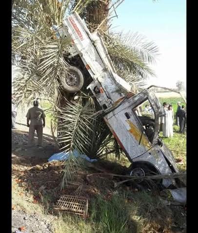 بالصور.. مصرع وإصابة 4 أشخاص إثر انقلاب سيارة نصف نقل بغرب الأقصر