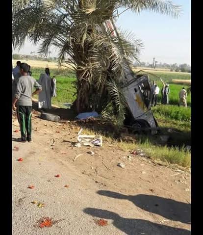 بالصور.. مصرع وإصابة 4 أشخاص إثر انقلاب سيارة نصف نقل بغرب الأقصر