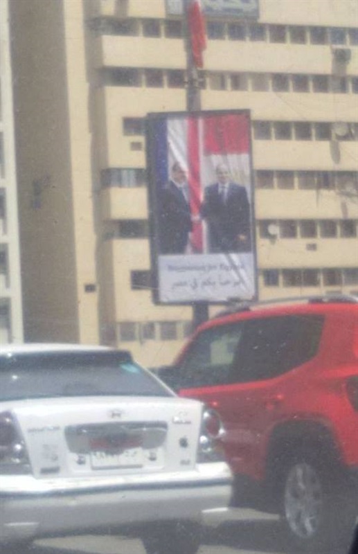 بالصور.. شوارع وكباري القاهرة والجيزة تحتفل بالرئيس الفرنسي