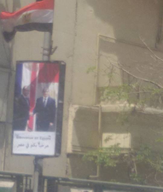 بالصور.. شوارع وكباري القاهرة والجيزة تحتفل بالرئيس الفرنسي