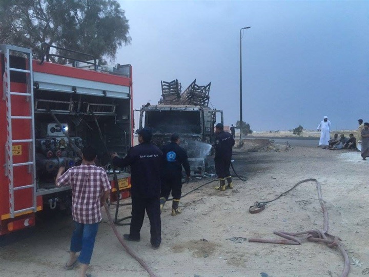بالصور.. تفحم شاحنة قادمة من ليبيا بطريق مطروح ـ الإسكندرية