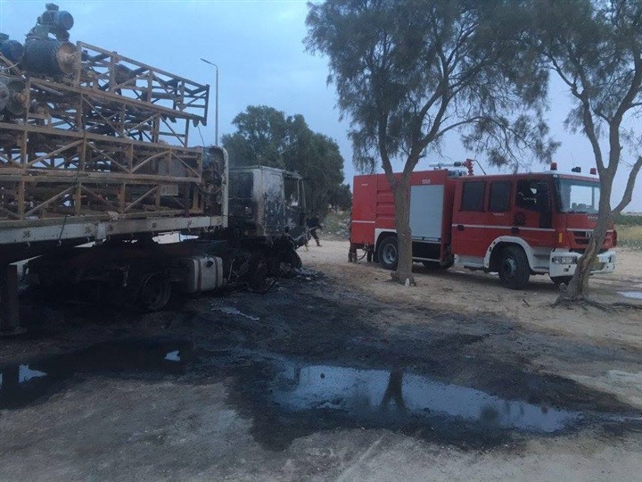 بالصور.. تفحم شاحنة قادمة من ليبيا بطريق مطروح ـ الإسكندرية