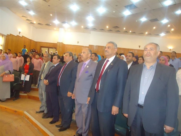 بالصور .لوحة تلخص معاناة ازمة انقطاع المياه بالفيوم خلال مهرجان « المياه حياة»