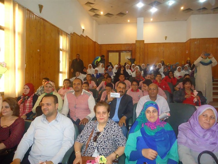 بالصور .لوحة تلخص معاناة ازمة انقطاع المياه بالفيوم خلال مهرجان « المياه حياة»