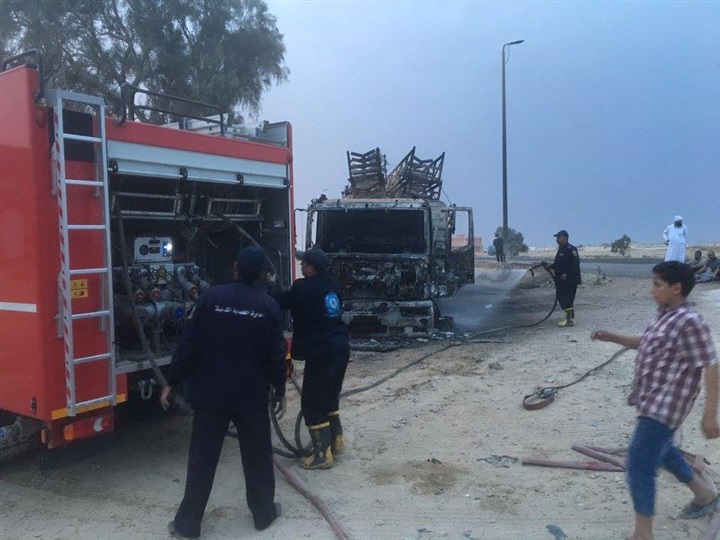 بالصور.. تفحم شاحنة قادمة من ليبيا بطريق مطروح ـ الإسكندرية
