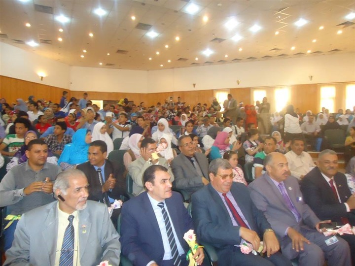 بالصور .لوحة تلخص معاناة ازمة انقطاع المياه بالفيوم خلال مهرجان « المياه حياة»
