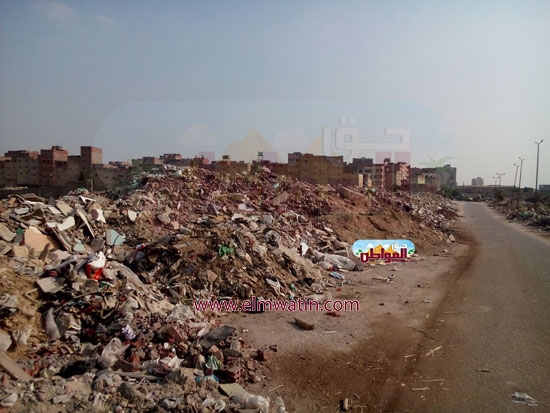 بالصور مواطن ”حق المواطن” يستغيث بوزير التنمية المحلية من القمامة فى مناطقهم