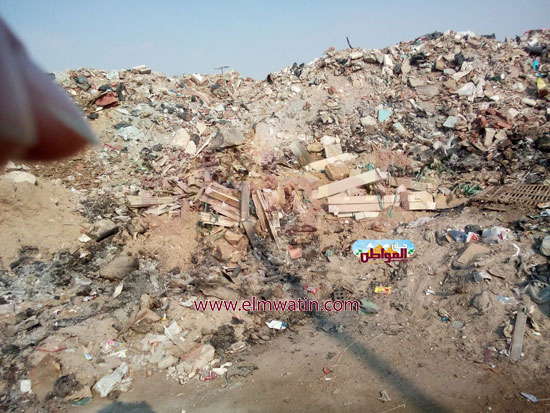 بالصور مواطن ”حق المواطن” يستغيث بوزير التنمية المحلية من القمامة فى مناطقهم