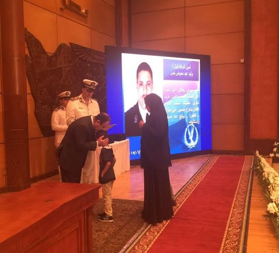 وزير الداخلية يكرم 137 من أسر شهداء الشرطة