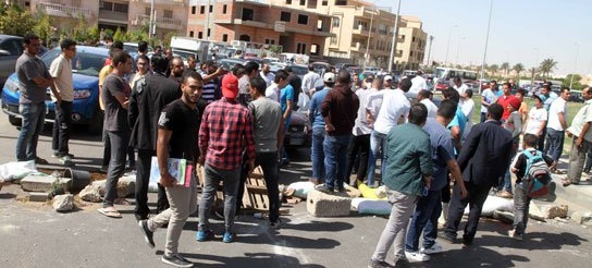 فتح الطريق أمام السيارات بعد قطع الطريق بمدينة الرحاب