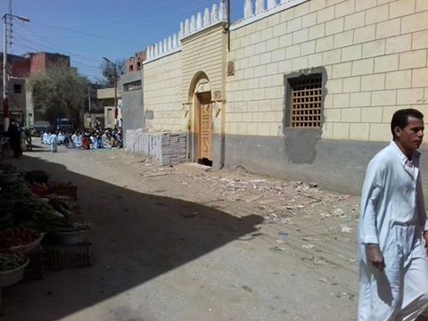 بالصور.. أهالي بطن هريد بالفيوم يؤدون الصلاة في الشارع