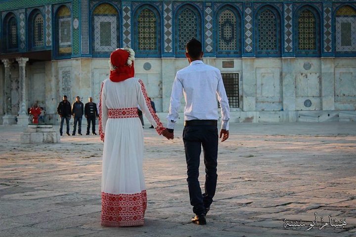 بالصور..عروسان يعقدان قرانهما في المسجد الأقصى