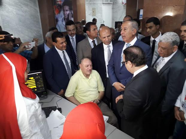 وزير الاتصالات يتفقد سنترال الغردقة برفقة محافظ البحر الأحمر
