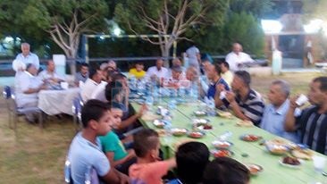 بالصور.. وكيل تعليم الوادي الجديد يشارك الطلاب الأيتام طعام الإفطار