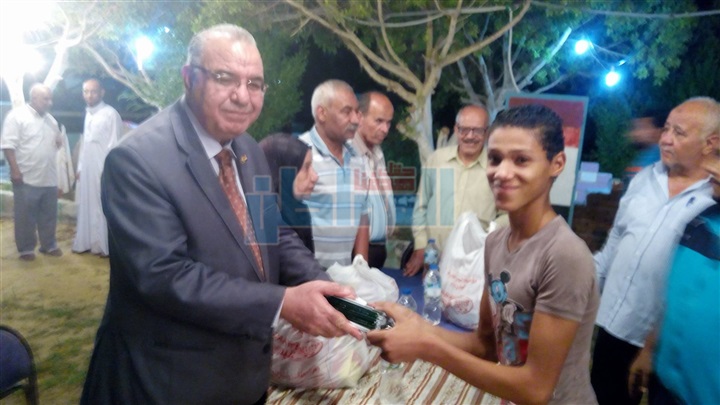 بالصور.. وكيل تعليم الوادي الجديد يشارك الطلاب الأيتام طعام الإفطار