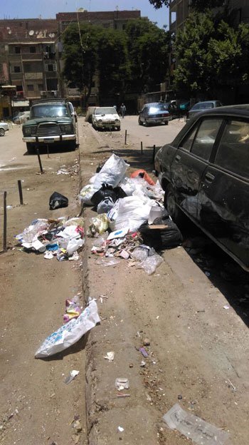 بالصور.. مواطن يستغيث بالمسئولين من انتشار القمامة بعين شمس