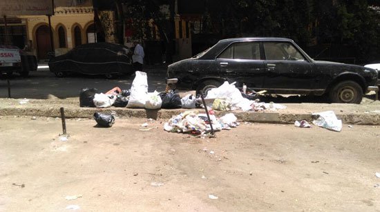 بالصور.. مواطن يستغيث بالمسئولين من انتشار القمامة بعين شمس