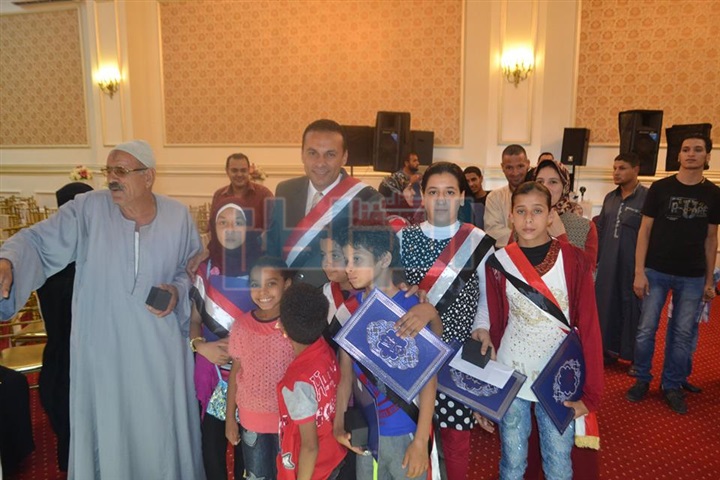 بالصور.. شباب كفر الدوار بالبحيرة يكرمون أوائل الشهادة الإعدادية