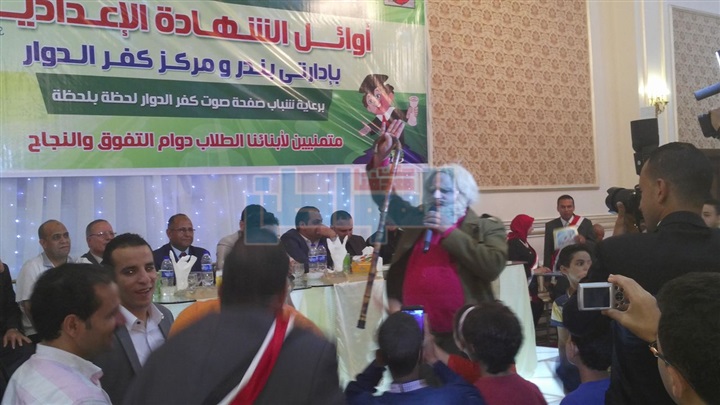 بالصور.. شباب كفر الدوار بالبحيرة يكرمون أوائل الشهادة الإعدادية
