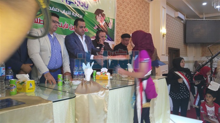 بالصور.. شباب كفر الدوار بالبحيرة يكرمون أوائل الشهادة الإعدادية