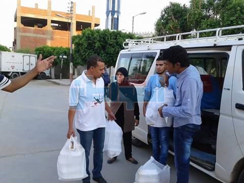 بالصور.. "ميدان الجنوب ونايل بلاس" توزعان الوجبات الغذائية على المواطنين بالأقصر