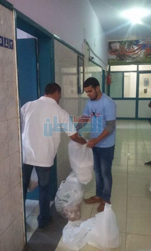 بالصور.. "ميدان الجنوب ونايل بلاس" توزعان الوجبات الغذائية على المواطنين بالأقصر