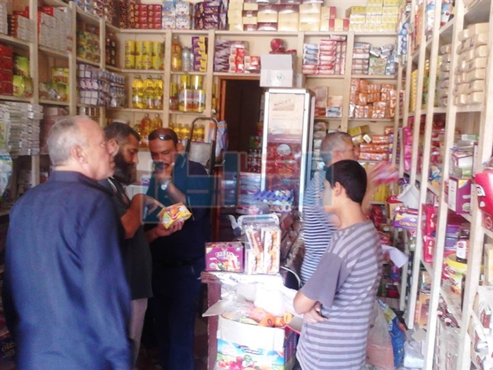 بالصور.. حملة تموينية لضبط المحلات المخالفة بكفر الشيخ
