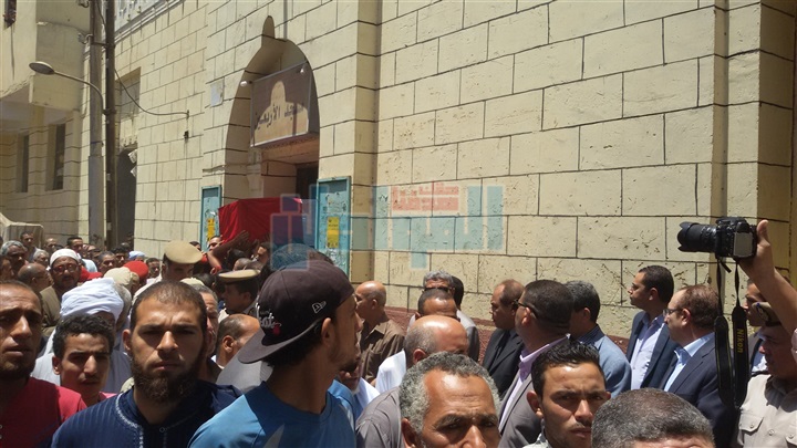 محافظ بني سويف يؤدى صلاة الجنازة ويتقدم مشيعي جثمان شهيد الفرافرة 