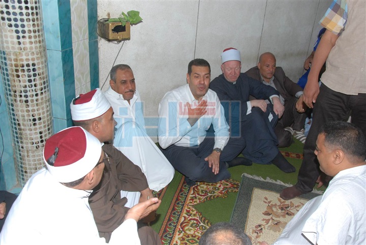 بالصور.. محافظ أسيوط يلتقي المواطنين عقب صلاة الجمعة للاستماع لمطالبهم
