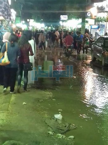 بالصور.. معاناة أهالي عزبة النخل من مياه الصرف الصحي