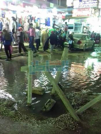 بالصور.. معاناة أهالي عزبة النخل من مياه الصرف الصحي