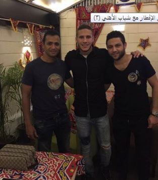 بالصور.. رمضان صبحى يتناول الإفطار مع شباب الأهلي  