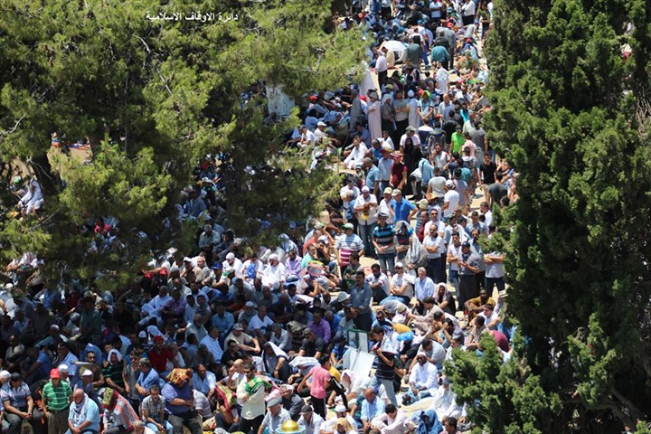 بالفيديو والصور.. 400 ألف مصلي يحيون ليلة القدر في المسجد الأقصى