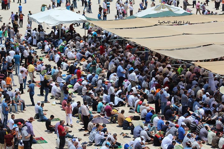 بالفيديو والصور.. 400 ألف مصلي يحيون ليلة القدر في المسجد الأقصى