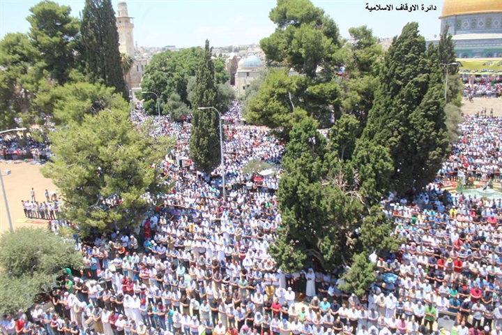 بالفيديو والصور.. 400 ألف مصلي يحيون ليلة القدر في المسجد الأقصى