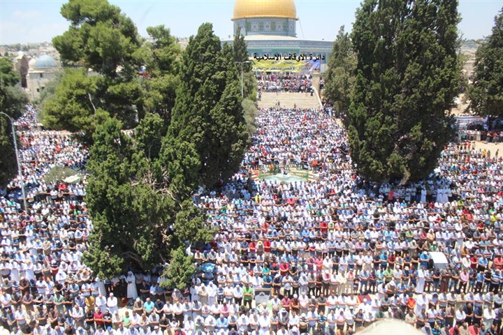 بالفيديو والصور.. 400 ألف مصلي يحيون ليلة القدر في المسجد الأقصى