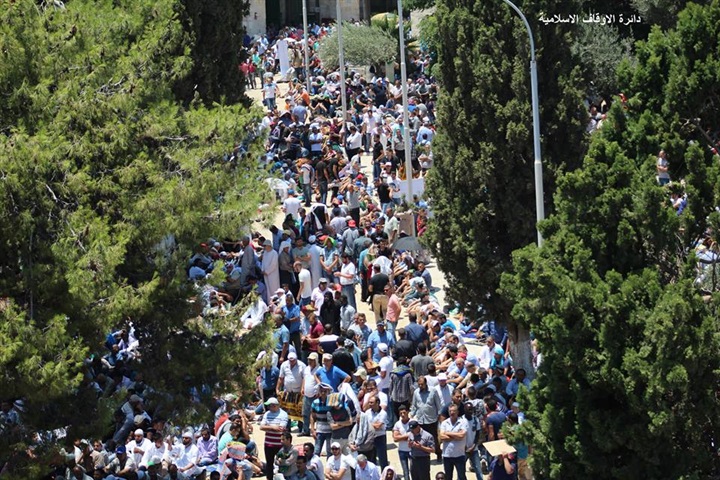 بالفيديو والصور.. 400 ألف مصلي يحيون ليلة القدر في المسجد الأقصى