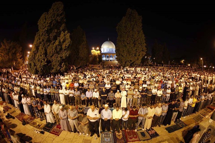 بالفيديو والصور.. 400 ألف مصلي يحيون ليلة القدر في المسجد الأقصى