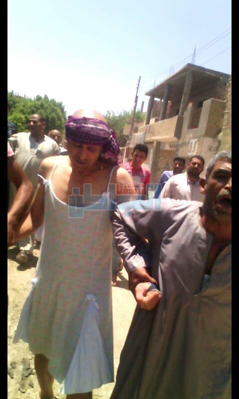 بالفيديو والصور.. «تجريسة» لرجل بـ«قميص نوم» على طريقة زفة «ناصر الدسوقي» بالفيوم 
