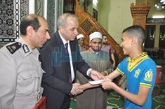 بالصور.. محافظ الوادي الجديد يكرم 3 من حفظة القرأن الكريم خلال الاحتفال بليله القدر