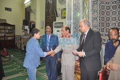 بالصور.. محافظ الوادي الجديد يكرم 3 من حفظة القرأن الكريم خلال الاحتفال بليله القدر